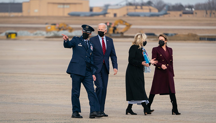 Brig. Gen. Stephen Snelson ’97, left, with President Joseph R. Biden Jr. L’68, first lady Jill Biden and Snelson’s wife, Catherine